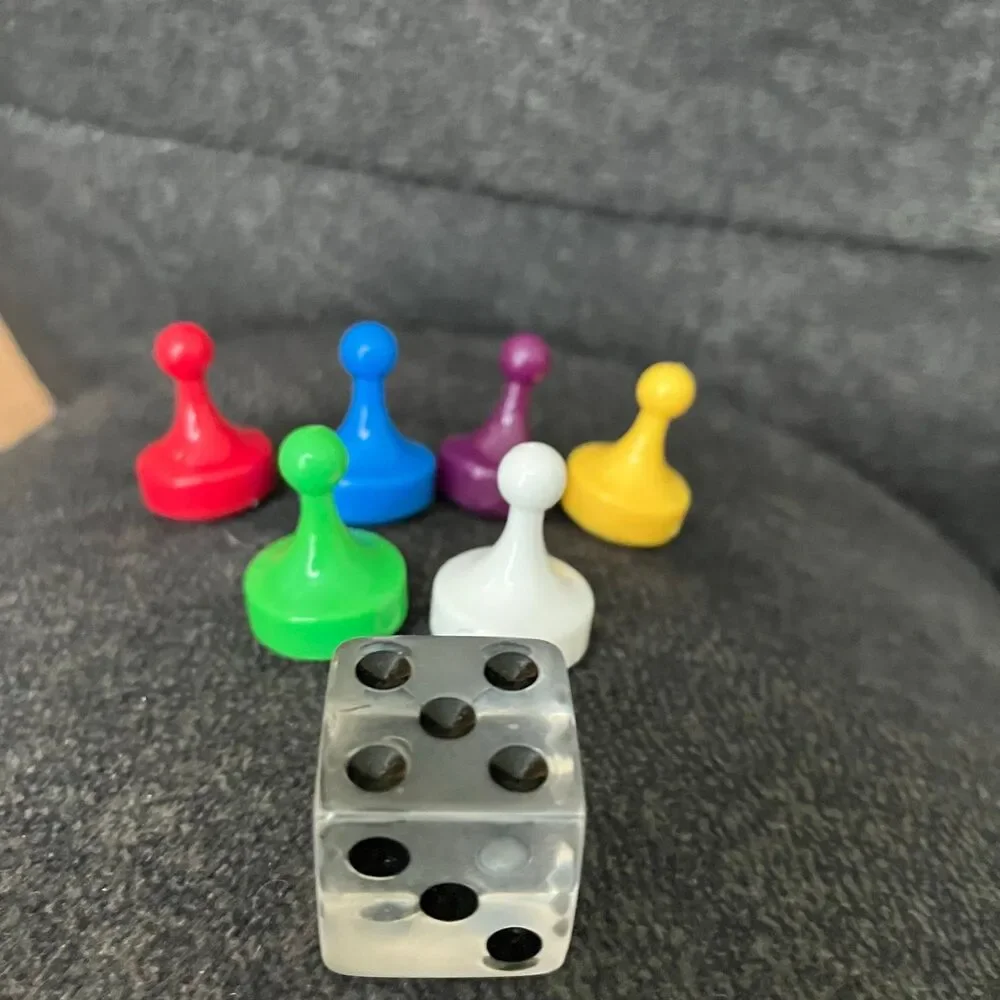 CLUE Alfred Hitchcock Board Game USAopoly Replacement 6 Colored Pawns & Dice